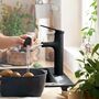 Кухонный смеситель Hansgrohe Zesis M33, 150 с вытяжным душем, черный матовый, 74800670
